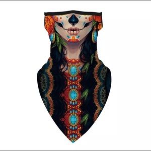 Face covering/ scarf.